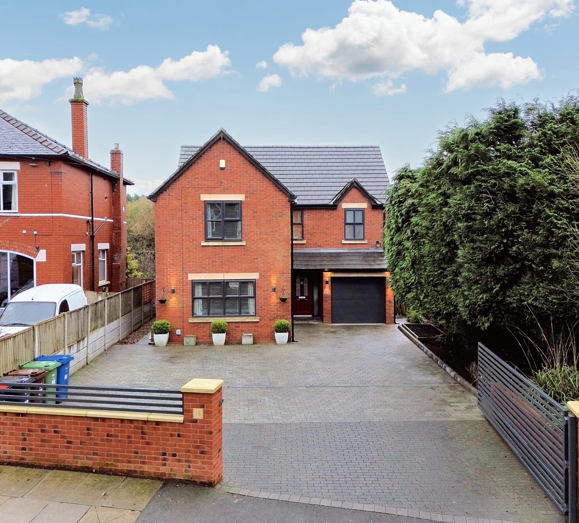 Dales Lane, Whitefield, M45