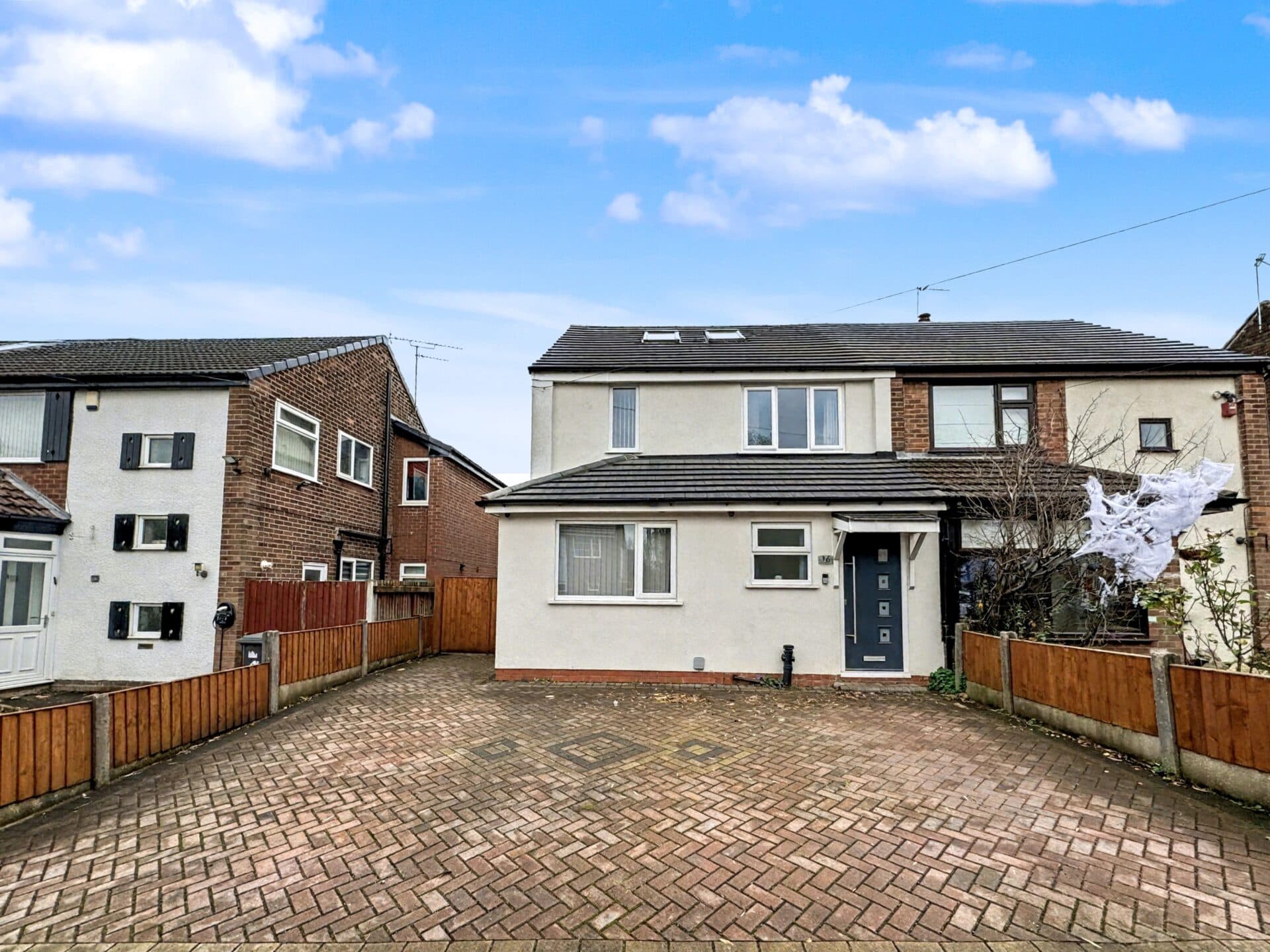Woodhall Avenue, Whitefield, M45