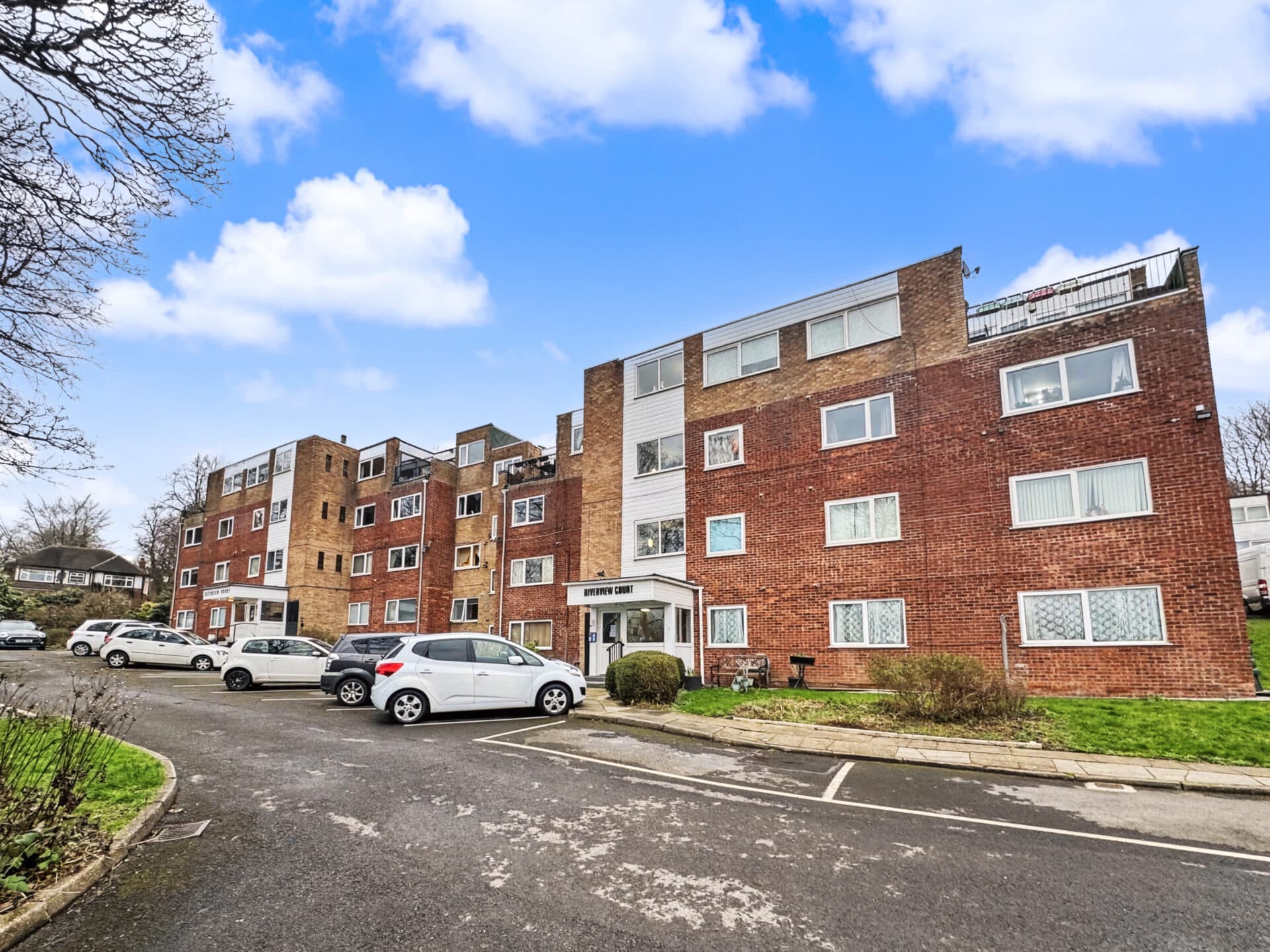 Moor End Avenue, Riverview Court, M7
