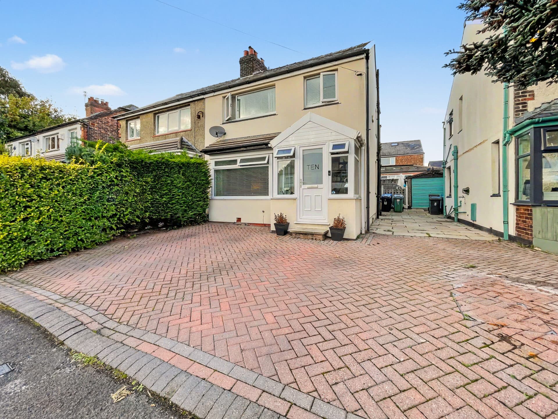 Cedar Grove, Prestwich, M25