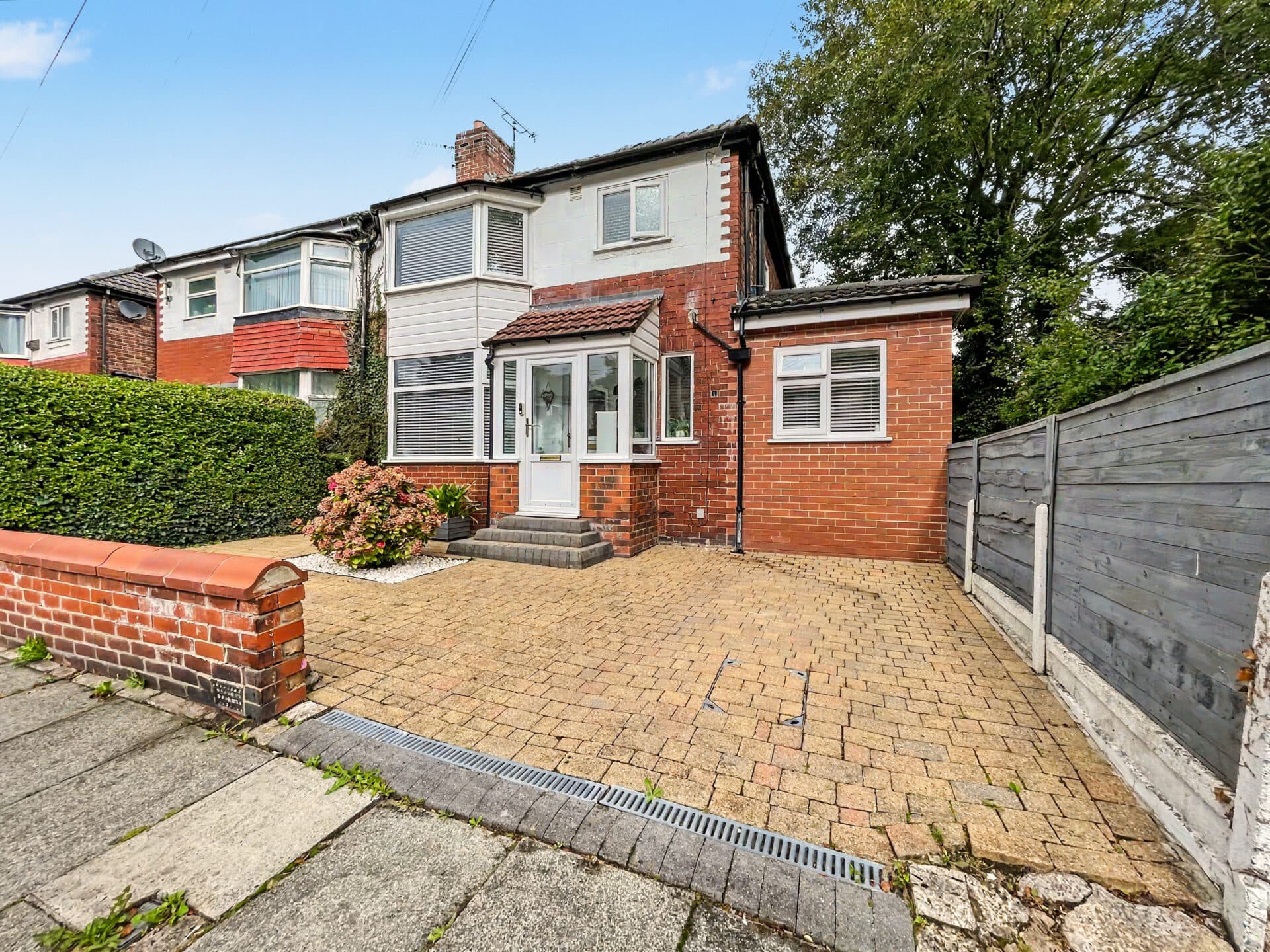 Buckingham Avenue, Whitefield, M45